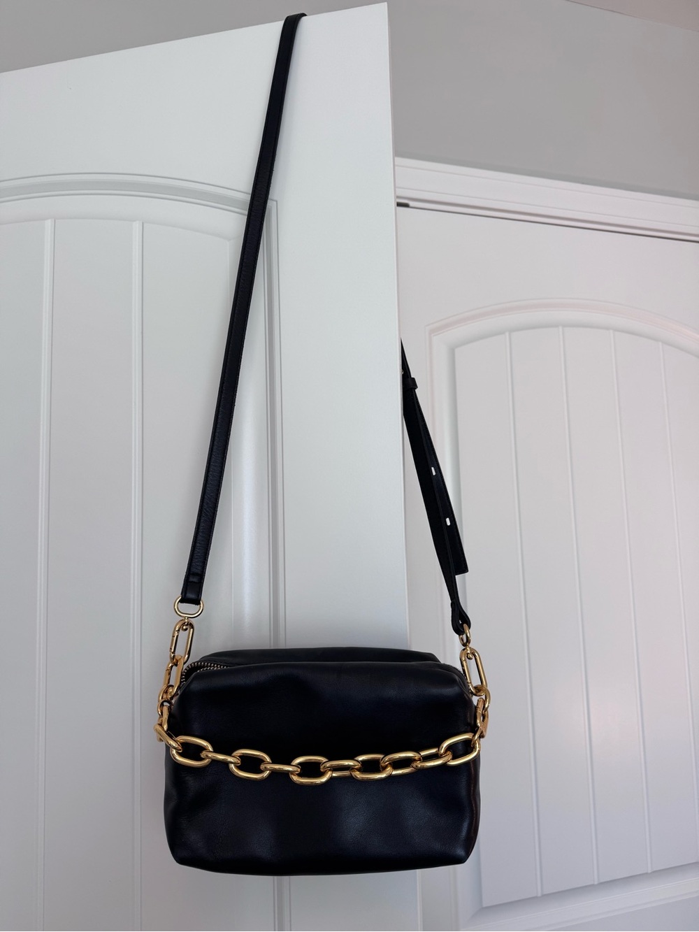 Madewell The Chain-Strap Crossbody Bag in black Leather